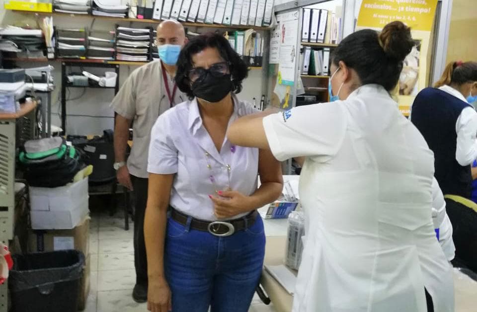 Aplicación de la vacuna contra la influenza avanza 82.5% en zona norte de Q. Roo