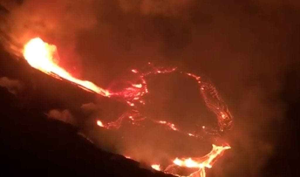 Volcán Kilauea de Hawai hace erupción luego de pequeños sismos