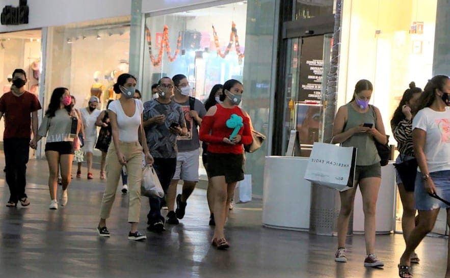 Gente incumple con medidas sanitarias en centro comerciales en Cancún