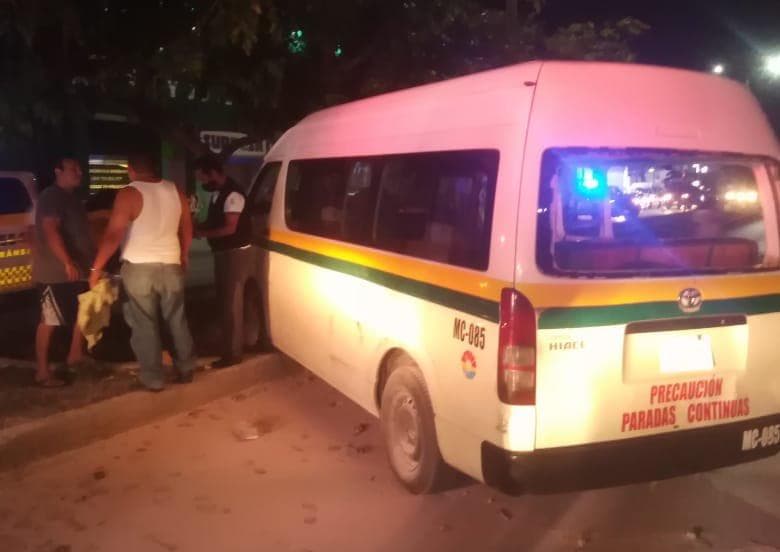 Fuerte choque entre camioneta y combi deja 10 lesionados en Cancún