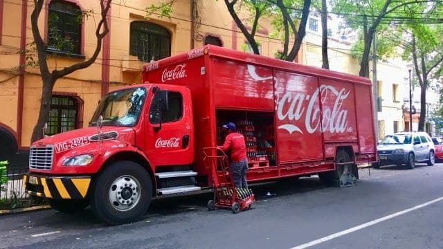 Anuncia Coca Cola que despedirá a 17% de su plantilla laboral a nivel mundial