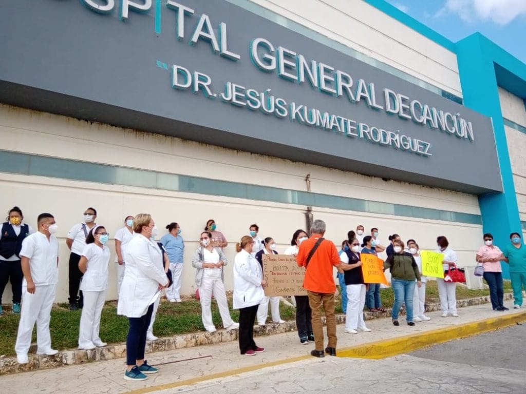 Protestan en el Hospital de Cancún ¡quieren su "bono COVID"!