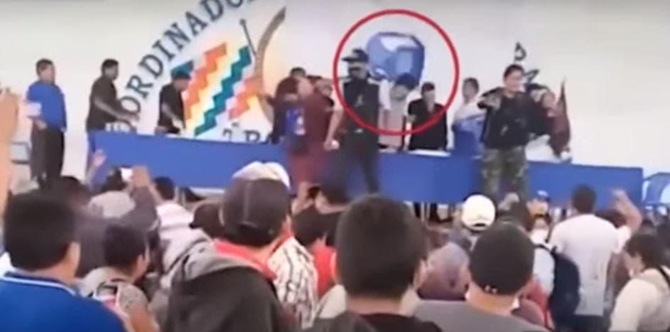Video: Le dan 'sillazo' a Evo Morales durante acto de su partido en Bolivia