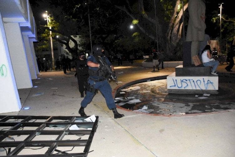 Detienen a 9 mandos y 2 policías por represión del 9 de noviembre; incluido Eduardo Santamaría