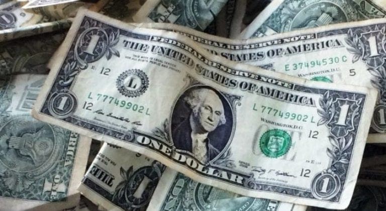 Migrante que vende flores con su padre recibe donación de 800 mil pesos de una mujer