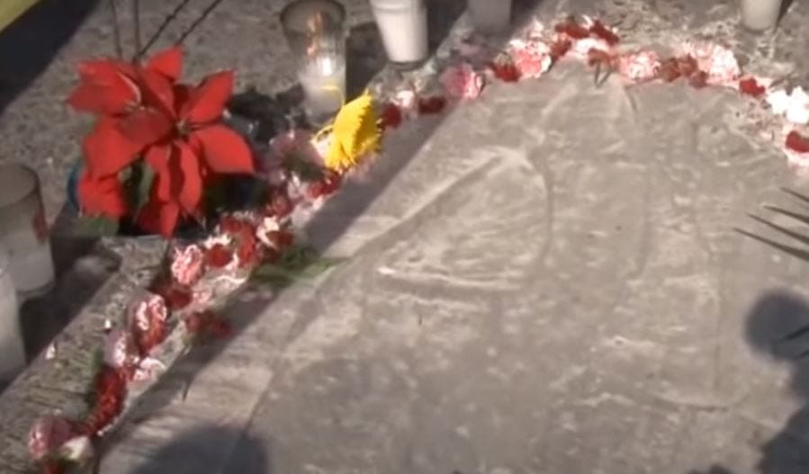 Fieles rezan a imagen de la Virgen de Guadalupe que se formó en un bache