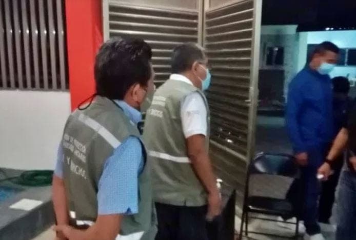 Cofepris clausura y desaloja salón en Chetumal, personas celebraban una fiesta