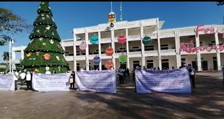 Se manifiestan trabajadores de Bachilleres de Quintana Roo