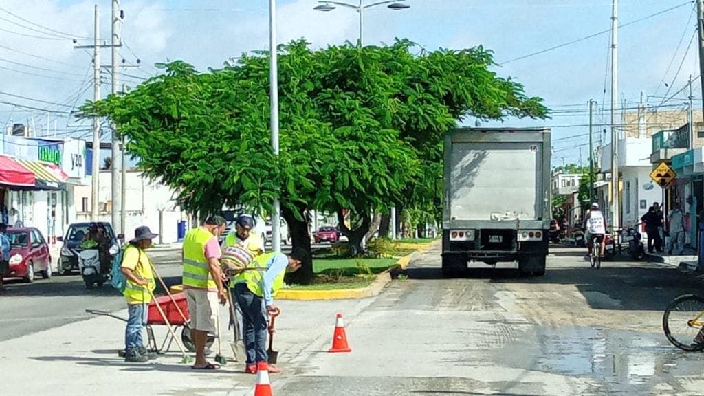 Por mal clima y ciudadanos irresponsables, deberán repavimentar calle en Cozumel