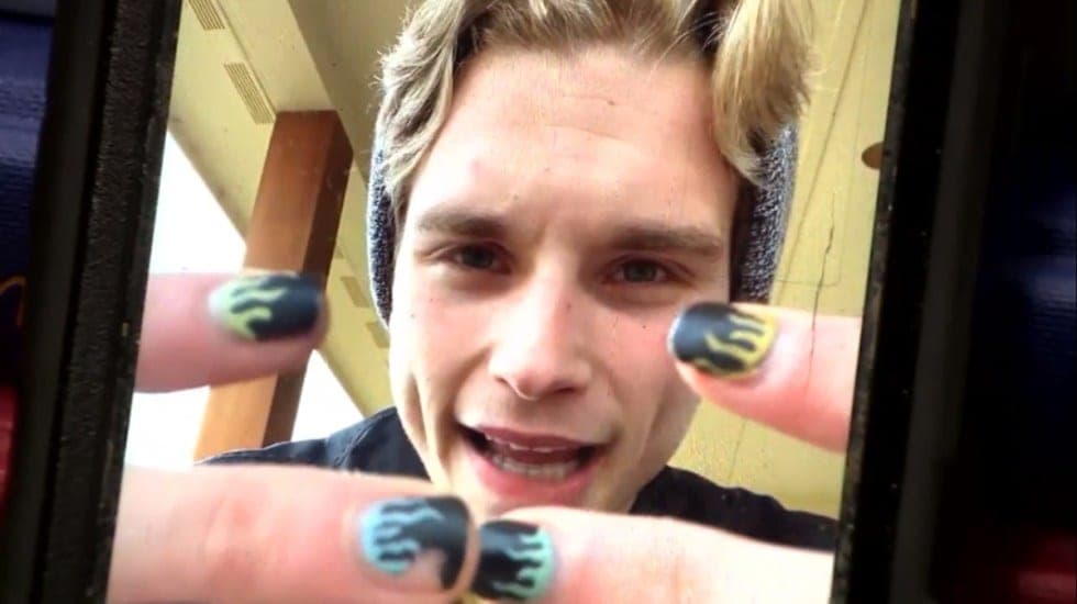 Expulsan a joven de clases por pintarse las uñas y más de 50 mil personas firman para apoyarlo