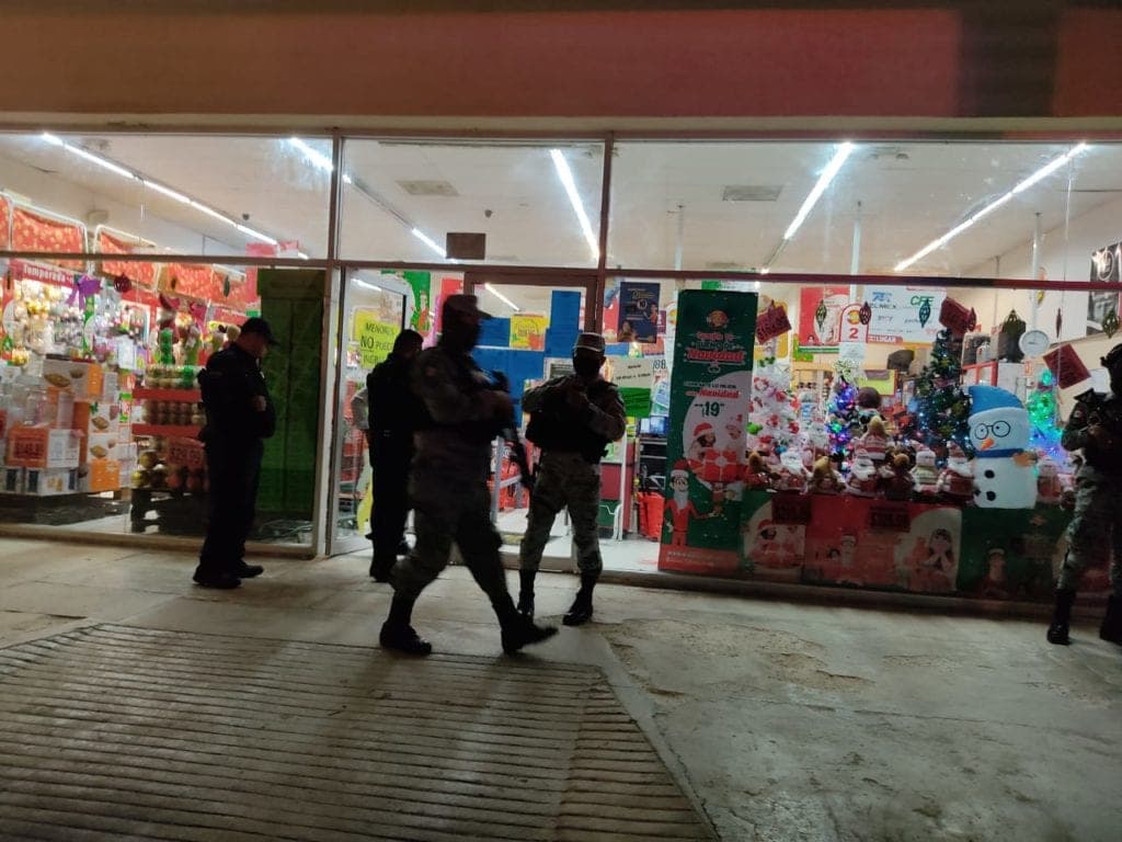 Asaltantes disparan en "Waldo's" de Plaza Héroes en Cancún