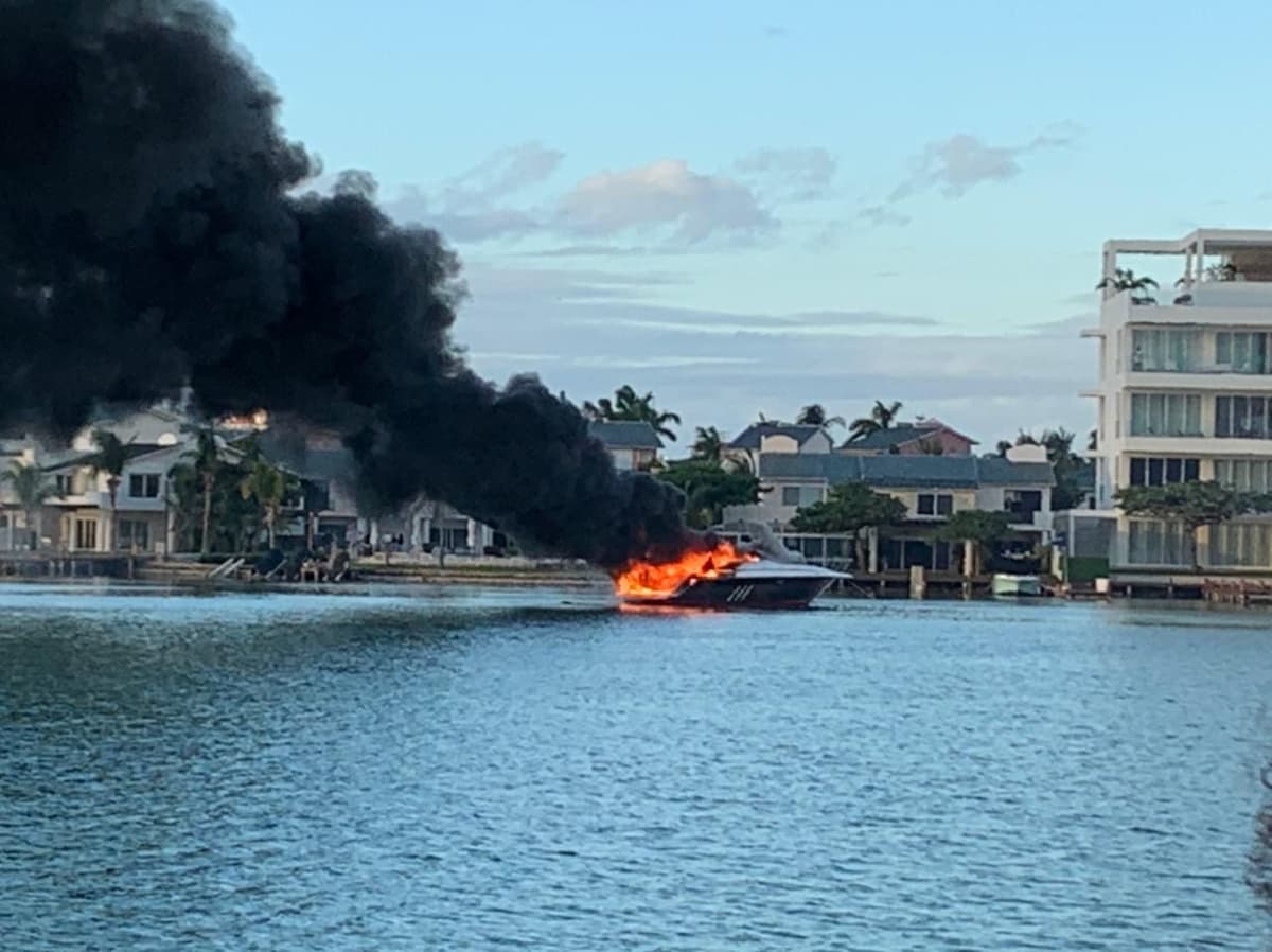 Video: Arde yate en la laguna Nichupté de Cancún