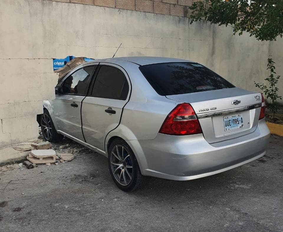 Pierde el control y choca contra un muro en Cancún