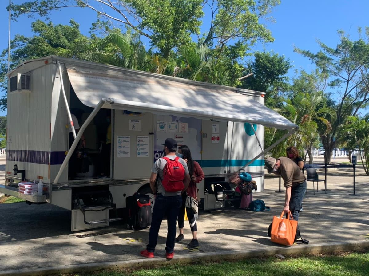 Quedan varados 60 cubanos en el aeropuerto de Cancún, al expirar sus pruebas COVID-19