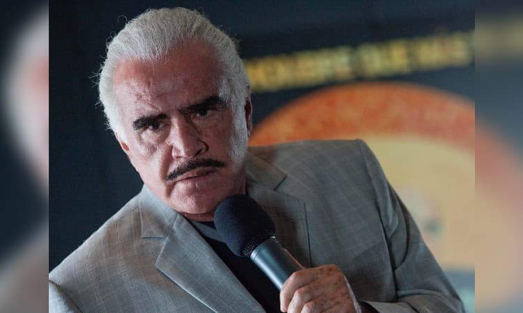 Vicente Fernández se defiende de críticas por tocar a joven en video: 'acosar es que haya bajado la blusa'