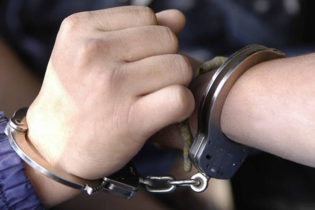 ¡Atroz! Hombre amarra a los hijos de su pareja, los rocía con gasolina e intenta incendiarlos