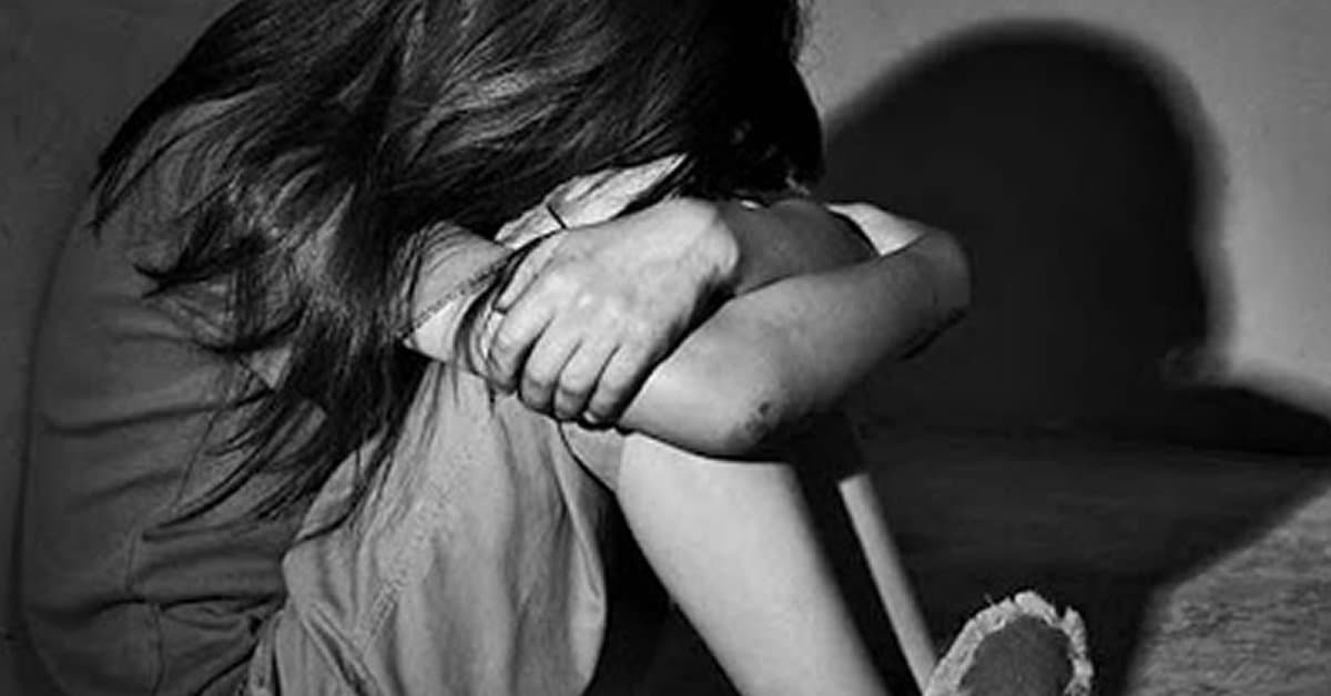 Acusan a maestro de 64 años por abusar de niños durante 20 años