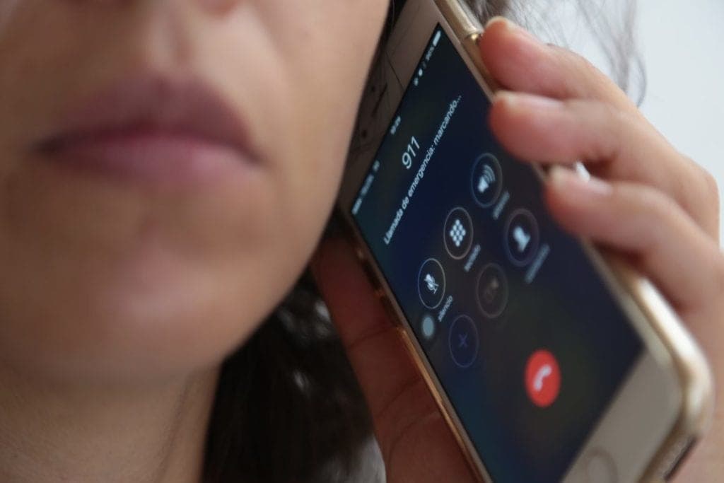 Mujer denuncia fiesta Covid al 911 y le preguntan 'por qué no se va a dormir'