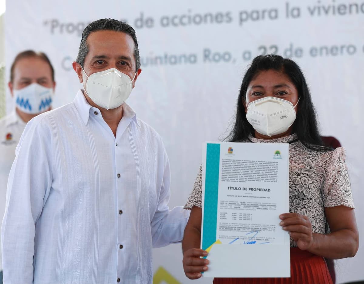 Entrega Carlos Joaquín títulos de propiedad