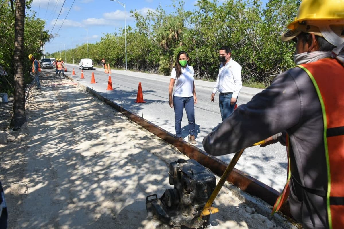 Supervisan trabajos de banquetas y guarniciones en Puerto Morelos
