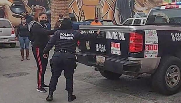 Mujer golpea a una trabajadora del INE y rompe cosas porque perdió su turno tras llegar tarde