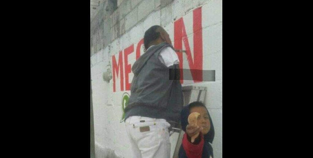 ¡No se da por vencido! Padre con discapacidad trabaja como rotulador y se vuelve viral