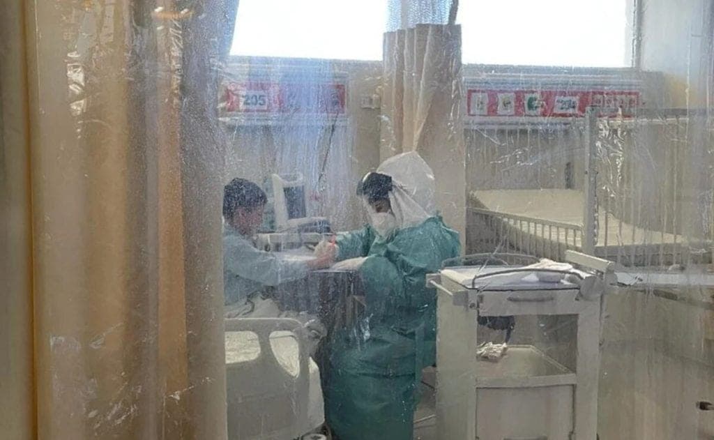 Enfermera sonorense ayuda a niños con Covid-19 a no sentirse solos y juega con ellos