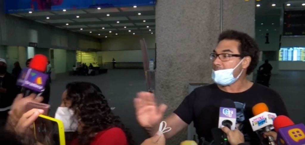 ¡Otra vez! Eduardo Yáñez le empuja micrófono a reportero por 'no guardar sana distancia'