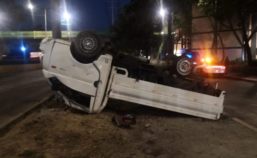 Camioneta se vuelca y le encuentran 200 tabiques de posible cannabis en un doble fondo