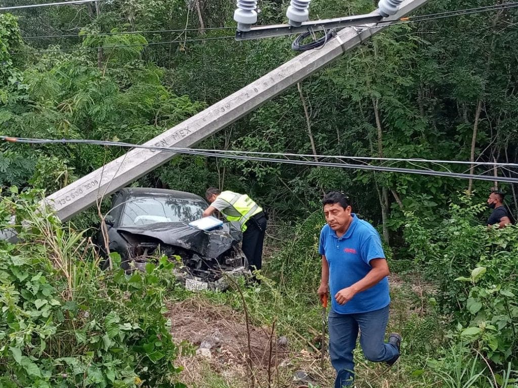 Sujeto choca contra un poste en la carretera 307 y se da a la fuga en Tulum