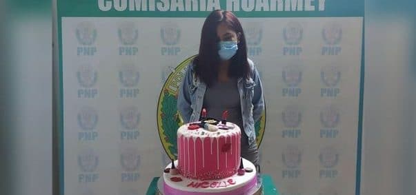 ¡Con el pastel como prueba! Mujer es detenida por hacer fiesta de cumpleaños en confinamiento