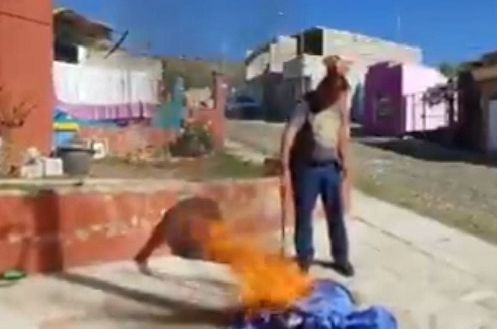 Video: Camillero del ISSSTE renuncia y quema su uniforme, no recibió la vacuna anticovid