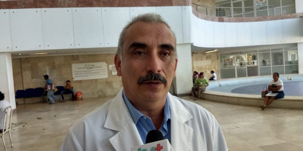 Cesan al director del Hospital de la Mujer en Tabasco por vacunarse cuando no le tocaba