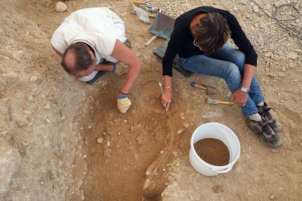 Excavaciones arqueológicas en Francia descubren la tumba de un niño de hace 2.000 años
