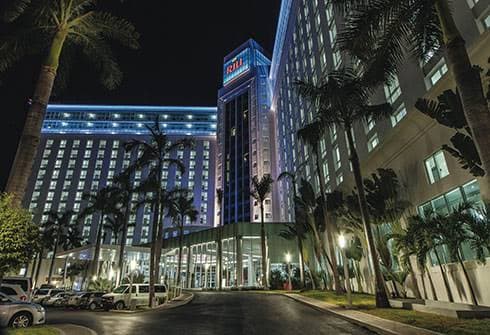 Joven turista salta del noveno piso de su hotel en Cancún