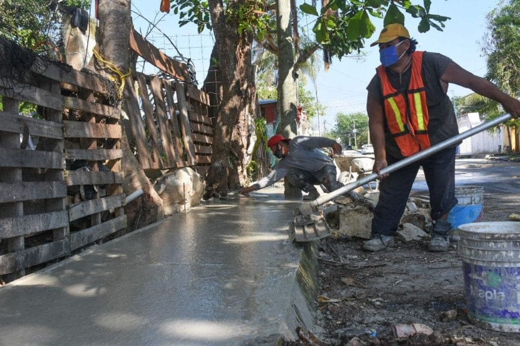 Avanza en Puerto Morelos construcción de banquetas y guarniciones, beneficiarán a 29 mil personas