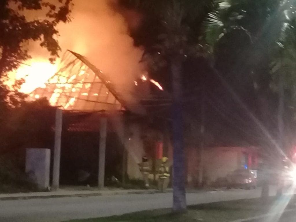 Se incendia palapa de restaurante en Cozumel