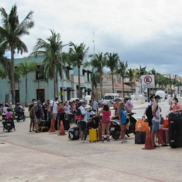 El terminal de Playa del Carmen se convierte en un nido de aglomeración