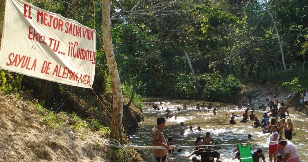 Captan a 3 hombres haciendo 'el delicioso' en un balneario, dejaron todos los 'juguetes'