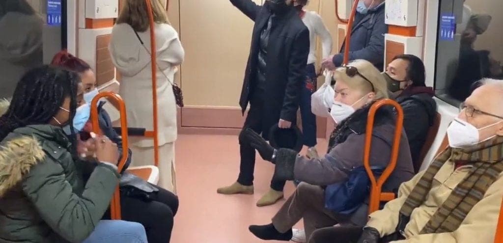 ¡Tápese la nariz! Abuelito discute con joven en vagón del metro por el cubrebocas