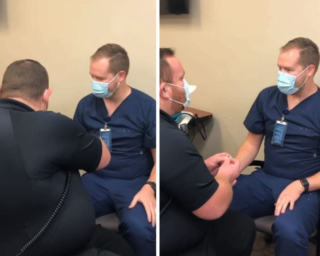 Video: Paramédico le pide matrimonio al enfermero que le puso la vacuna contra el Covid-19