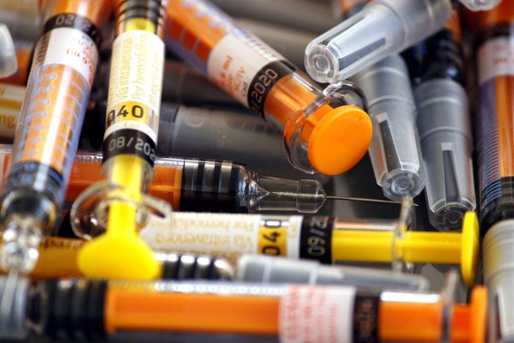 Hospitalizan a doctora que sufrió inflamación cerebral tras recibir vacuna de Pfizer