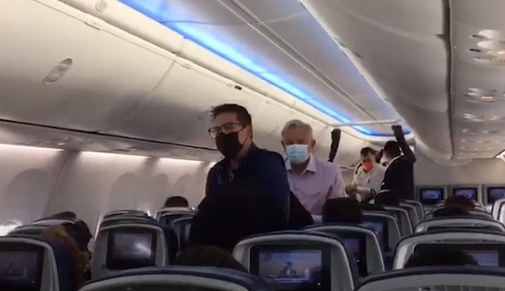 Pasajeros insultan a AMLO durante vuelo de Guadalajara a CDMX