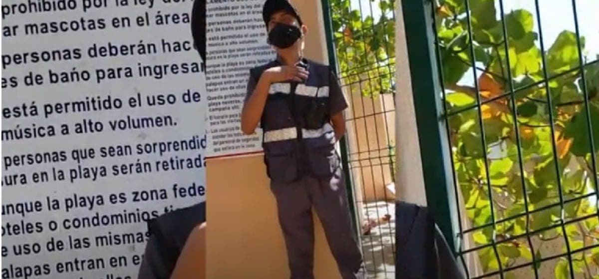 Video: Niegan acceso a ciudadanos en playa de Puerto Aventuras "por andar en vocho"