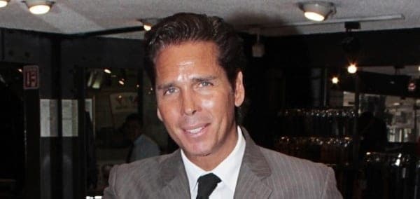 Roberto Palazuelos responde así a quienes lo critican por vender saludos