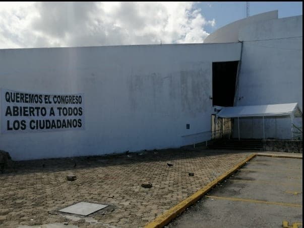 Retoman féminas el control de la sede del Congreso del Estado debido al incumplimiento por parte de los diputados