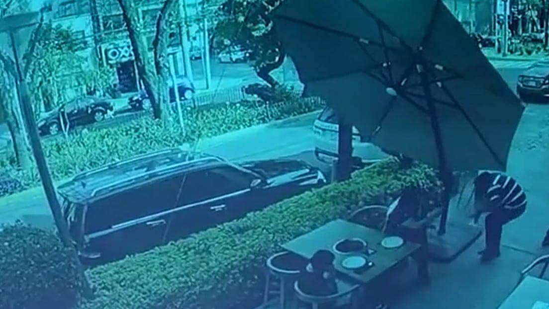 VIDEO: Tratan de robar a un cliente de un restaurante en CDMX y éste responde a tiros