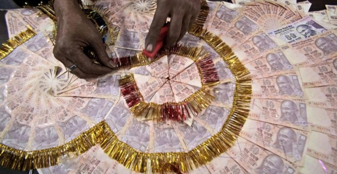 Video: Termitas acaban con los ahorros de un hombre que estaban en una caja