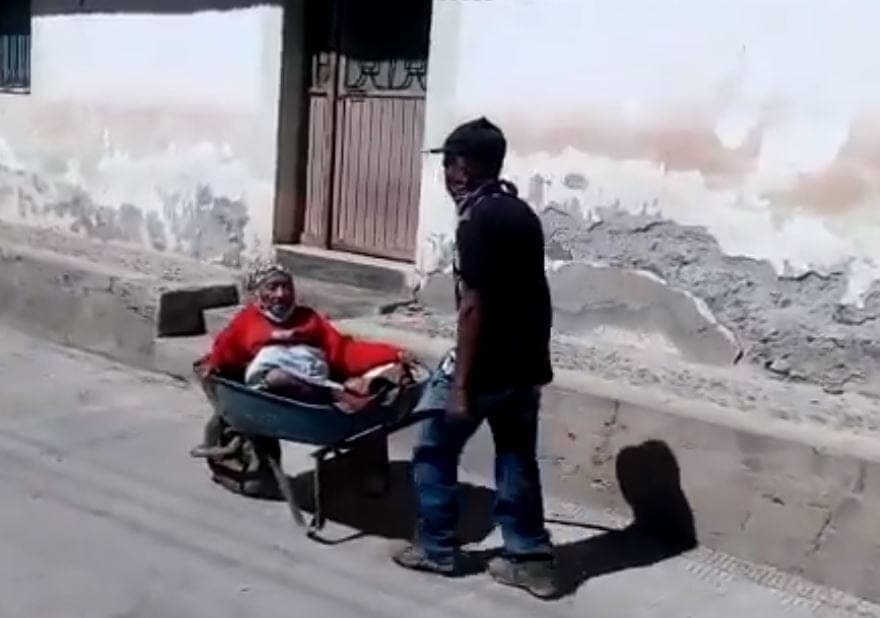 Video: Abuelita va a vacunarse contra el Covid-19 en carretilla y se vuelve viral