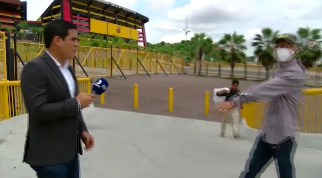 Video: Reportero sufre asalto a mano armada en plena transmisión